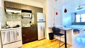 Køleskab, mikrobølgeovn, ovn, kogeplade