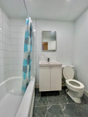 Serviettes fournies, papier toilette