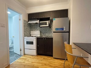 Køleskab, mikrobølgeovn, ovn, kogeplade