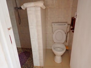 Comfort-Doppelzimmer, Buchtblick | Badezimmer | Dusche, kostenlose Toilettenartikel, Handtücher, Seife