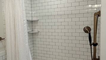 Assecador de cabells, tovalloles, sabó i paper higiènic