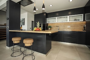 Micro-ondes, four, plaque de cuisson, lave-vaisselle