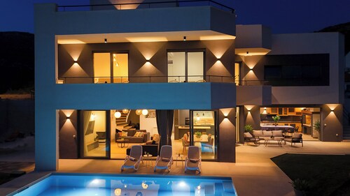 New, villa Bond Dubrovnik, beautiful sea view near beach with heated pool