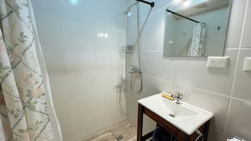 Secadora de cabello, toallas, jabón, papel de baño
