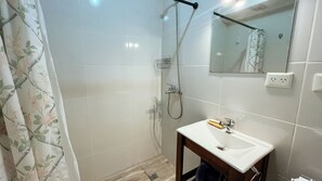 Haartrockner, Handtücher, Seife, Toilettenpapier