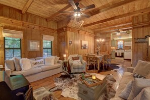 تلفزيون، مدفأة، كُتُب