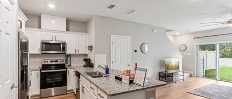 Mikrowelle, Ofen, Herdplatte, Geschirrspüler