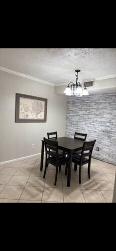 Enjoy easy access to everything from this centrally located place in the westend