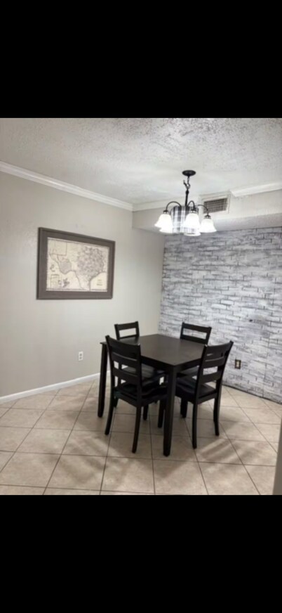 Enjoy easy access to everything from this centrally located place in the westend