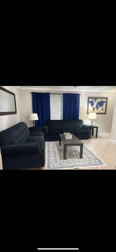 Enjoy easy access to everything from this centrally located place in the westend