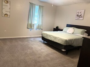 2 bedrooms, free WiFi, bed sheets, wheelchair access - Enjoy easy access to everything from this centrally located place in the westend (Beaumont)