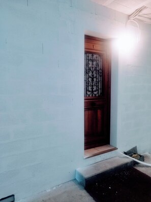 Exterior detail - Studio for nomadic travelers near Pais (La Courneuve)
