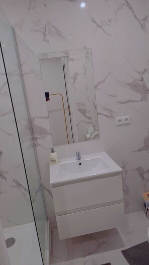 Een haardroger, handdoeken, zeep, toiletpapier