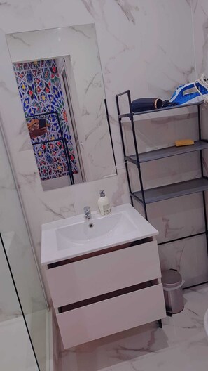 Hair dryer, towels, soap, shampoo - Quiet, comfortable studio 1 minute from the tramway (La Courneuve)