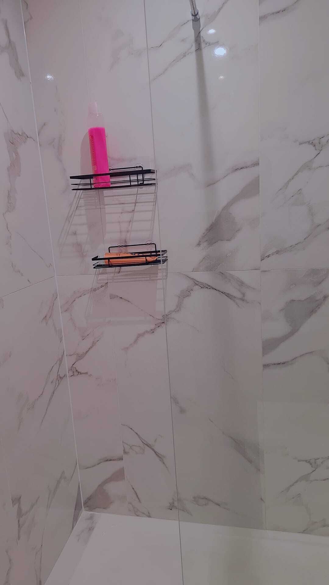 Secadora de cabello, toallas, jabón, papel de baño 