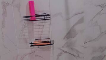 Secadora de cabello, toallas, jabón, papel de baño