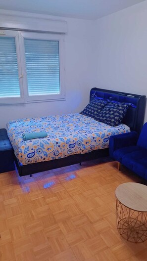 Iron/ironing board, internet, bed sheets - Quiet, comfortable studio 1 minute from the tramway (La Courneuve)