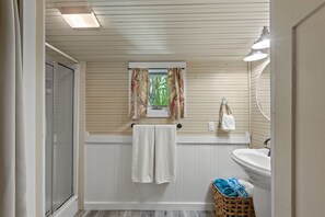 Shower, hair dryer, towels - Wabi Sabi - Amazing "Old Florida" Cozy Cottage Gem (Cedar Key)