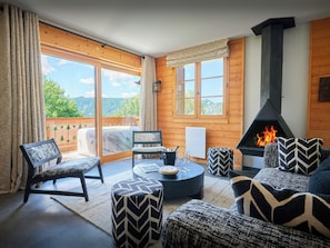 Fernseher, Kamin, Stereoanlage