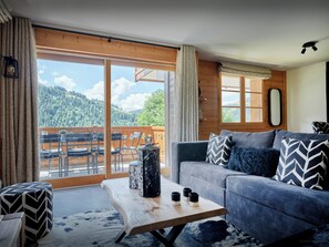 Fernseher, Kamin, Stereoanlage
