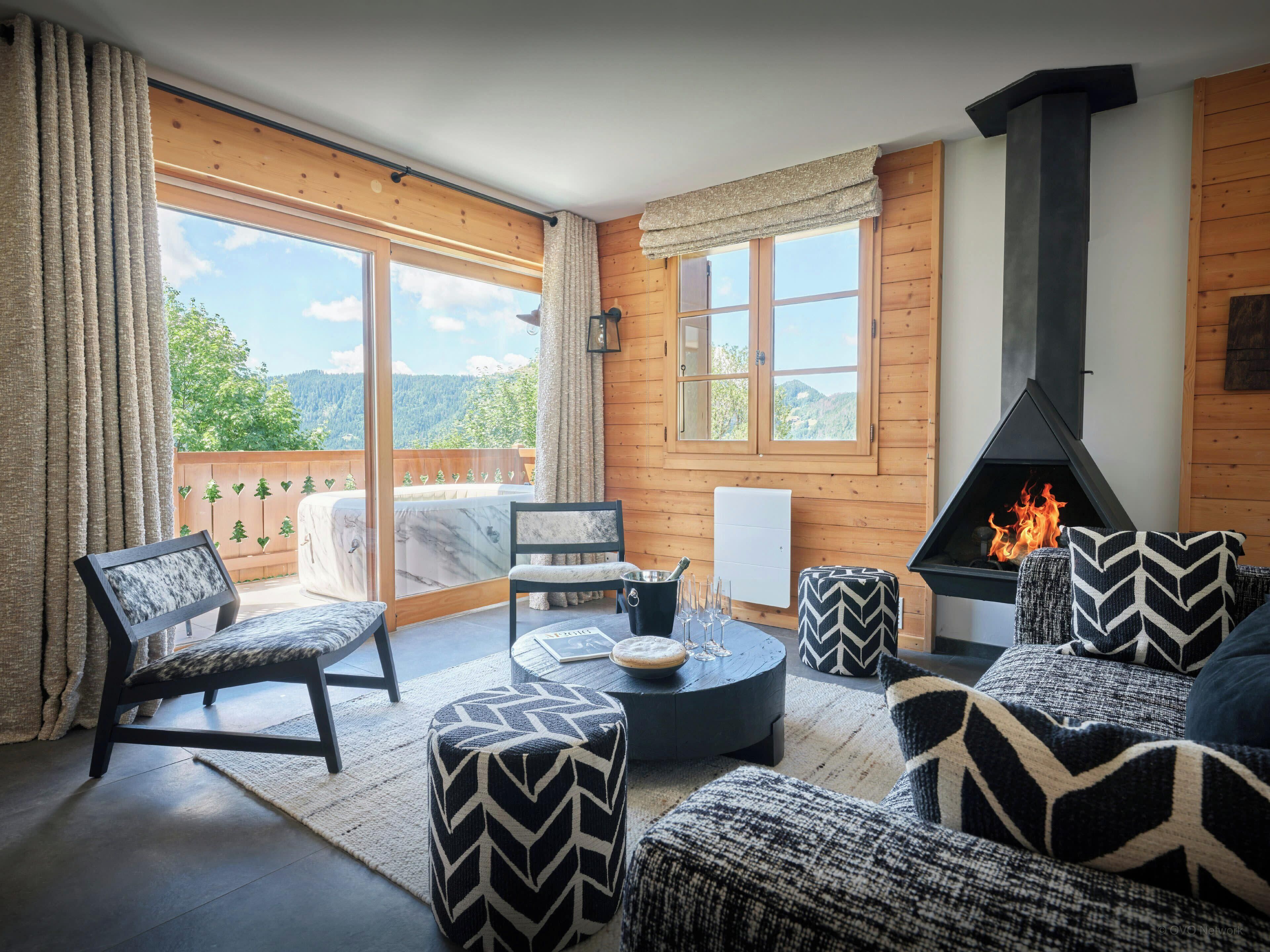 Télévision, cheminée, chaîne hi-fi