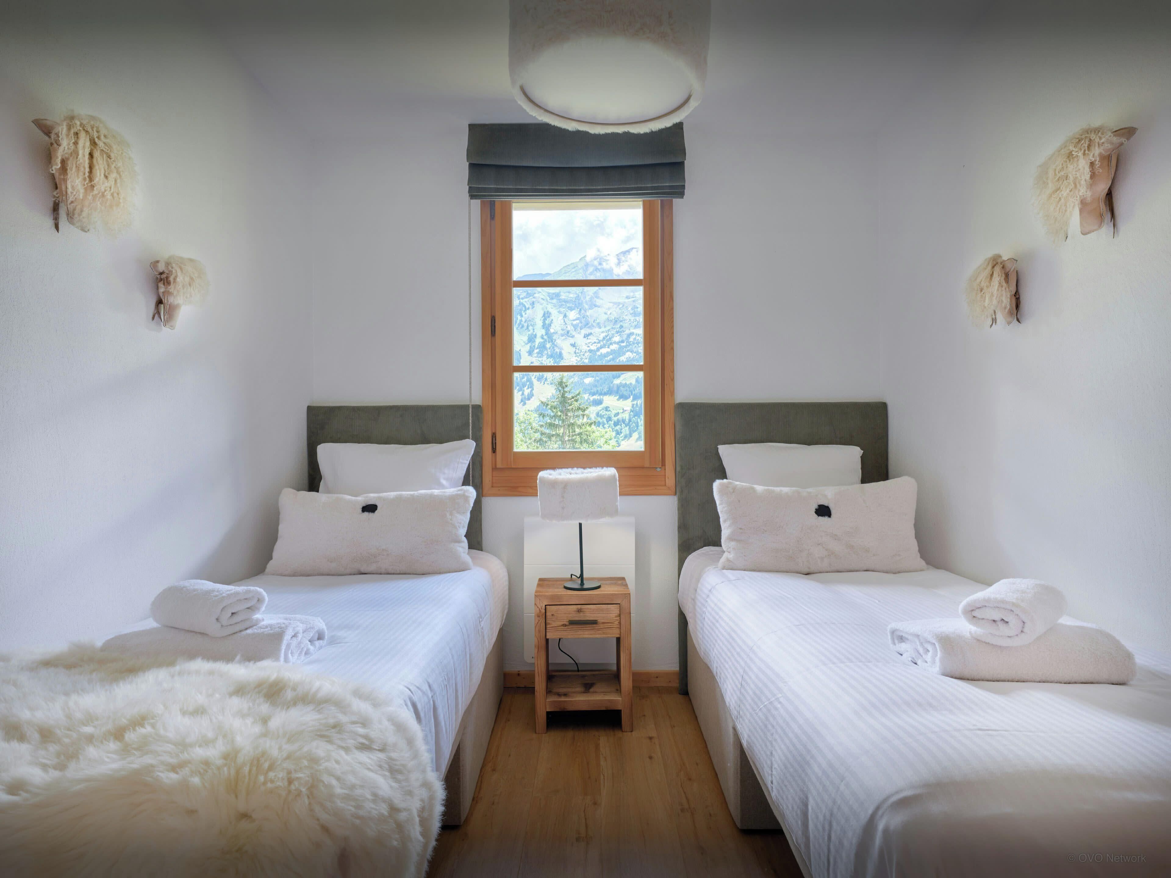 4 habitaciones, tabla de planchar con plancha, wifi y ropa de cama 