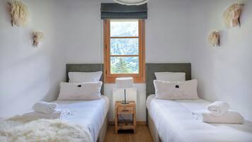 4 habitaciones, tabla de planchar con plancha, wifi y ropa de cama