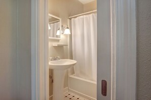 ヘアドライヤー、タオル、石鹸、トイレットペーパー