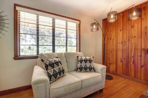 TV - 3-bedroom house in charming Savannah, AC, heated Pool, min. from Forsyth Park . (Savannah)