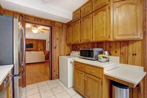 Microwave, oven, stovetop, dishwasher - 3-bedroom house in charming Savannah, AC, heated Pool, min. from Forsyth Park . (Savannah)