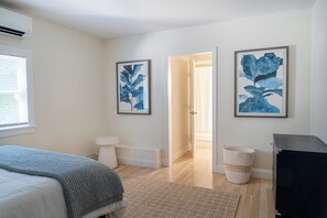 Tabla de planchar con plancha, wifi y ropa de cama