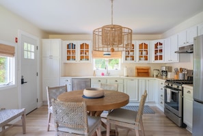 Oven, stovetop, dishwasher - Charming 4-bedroom home in marvelous Tisbury walking distance to shops and ferry (Tisbury)