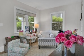 TV - 4BR Rumson Cottage with Back Porch Water Views, Steps to Beach & Town (Rumson)