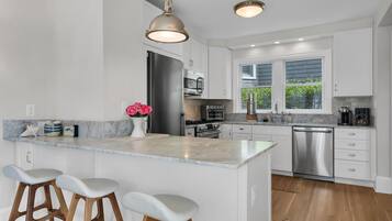 Micro-ondes, four, plaque de cuisson, lave-vaisselle