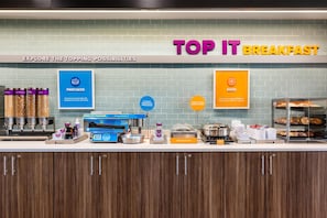 Free daily buffet breakfast  - Tru By Hilton Battle Creek (Battle Creek)
