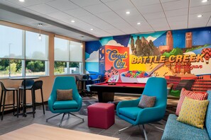 Lobby - Tru By Hilton Battle Creek (Battle Creek)