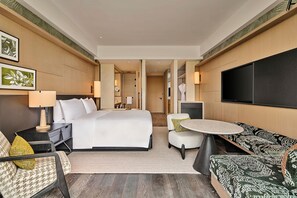 Room, 1 King Bed (Courtyard) | Minibar, in-room safe, desk, laptop workspace