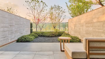 Phòng Deluxe, 1 giường cỡ king (Courtyard) | Minibar, két bảo mật tại phòng, bàn