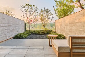 Deluxe Room, 1 King Bed (Courtyard) | Minibar, in-room safe, desk, laptop workspace - Shu Hua Hotel Tianmu Mountain, Curio Collection By Hilton (Hangzhou)