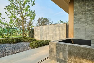 Minibar, caja de seguridad en la habitación y escritorio 