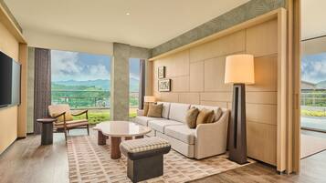 Deluxe suite, 1 kingsize bed | Een minibar, een kluis op de kamer, een bureau, een laptopwerkplek