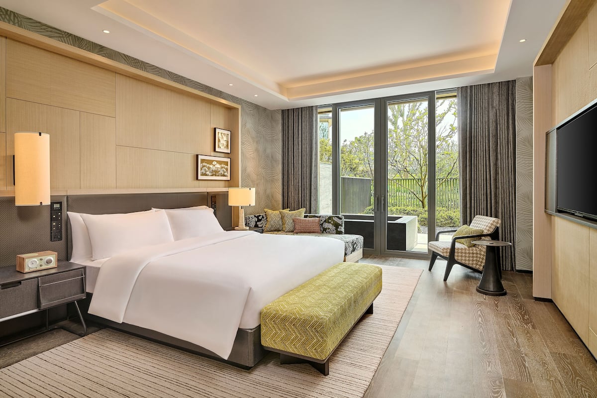 Suite, 1 King Bed, Bathtub (Tianmu) | Minibar, in-room safe, desk, laptop workspace
