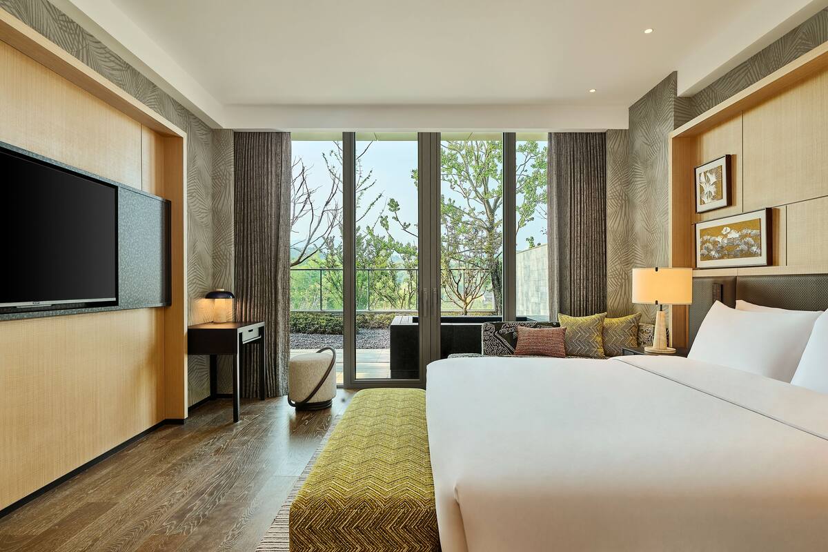 Premium Suite, 1 King Bed, Bathtub | Minibar, in-room safe, desk, laptop workspace