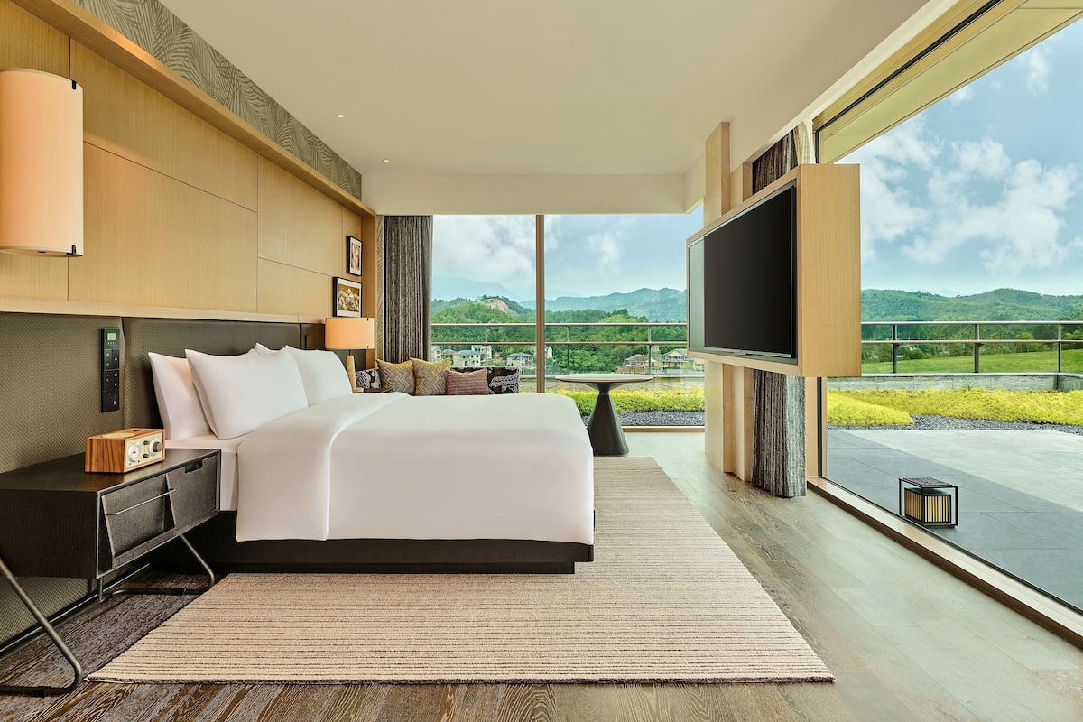 Deluxe Suite, 1 King Bed | Minibar, in-room safe, desk, laptop workspace