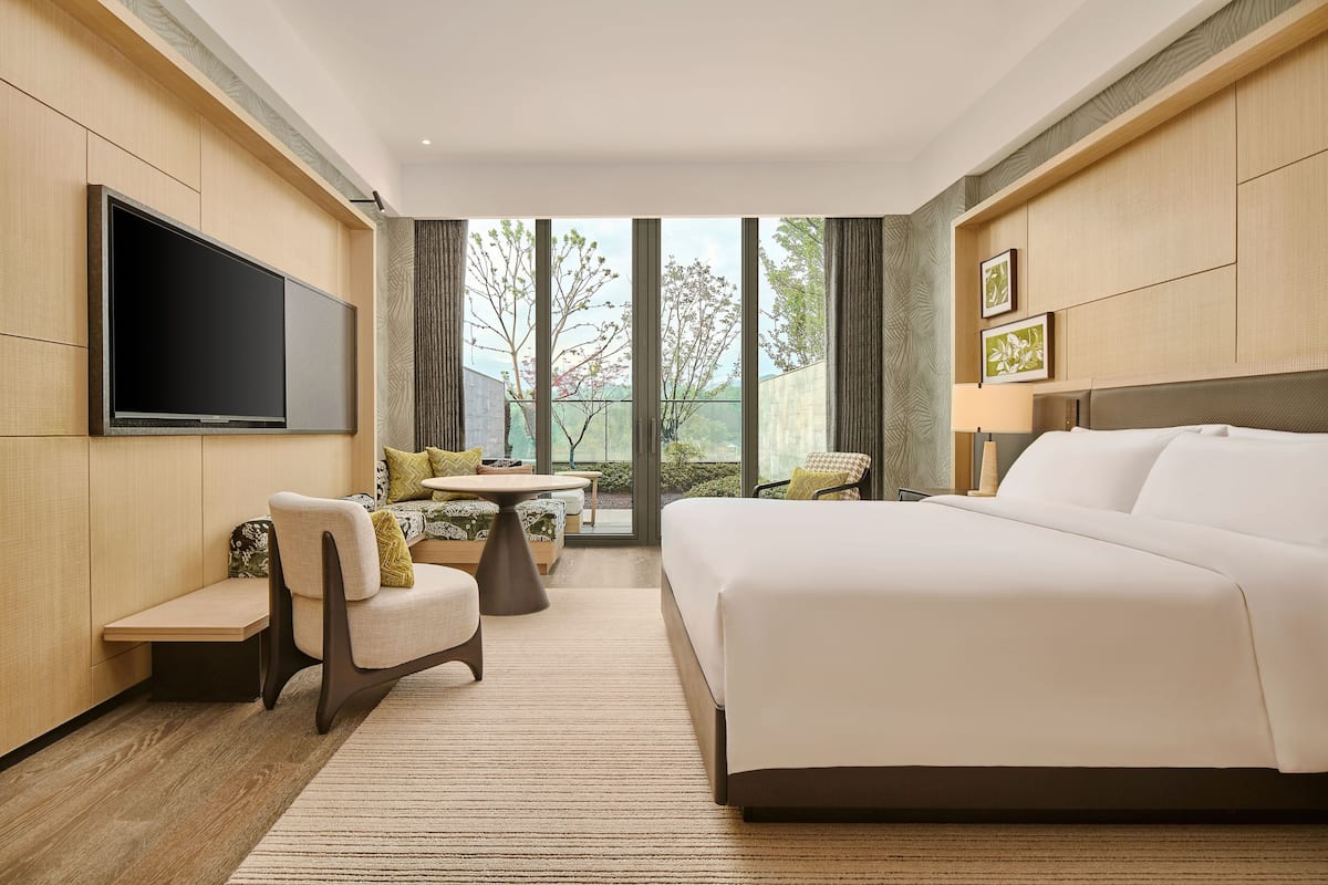 Deluxe Room, 1 King Bed (Courtyard) | Minibar, in-room safe, desk, laptop workspace