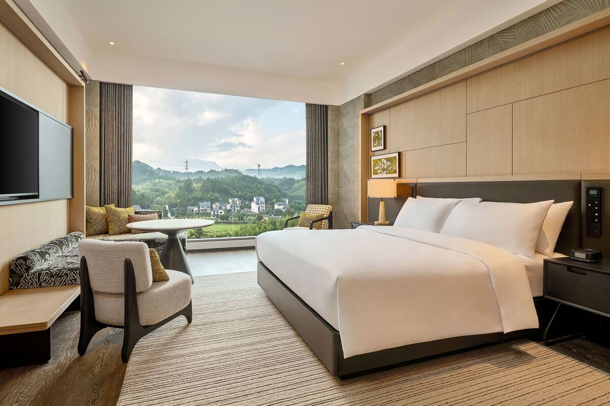 Room, 1 King Bed | Minibar, in-room safe, desk, laptop workspace