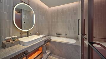 Separate tub and shower, hydromassage showerhead, free toiletries