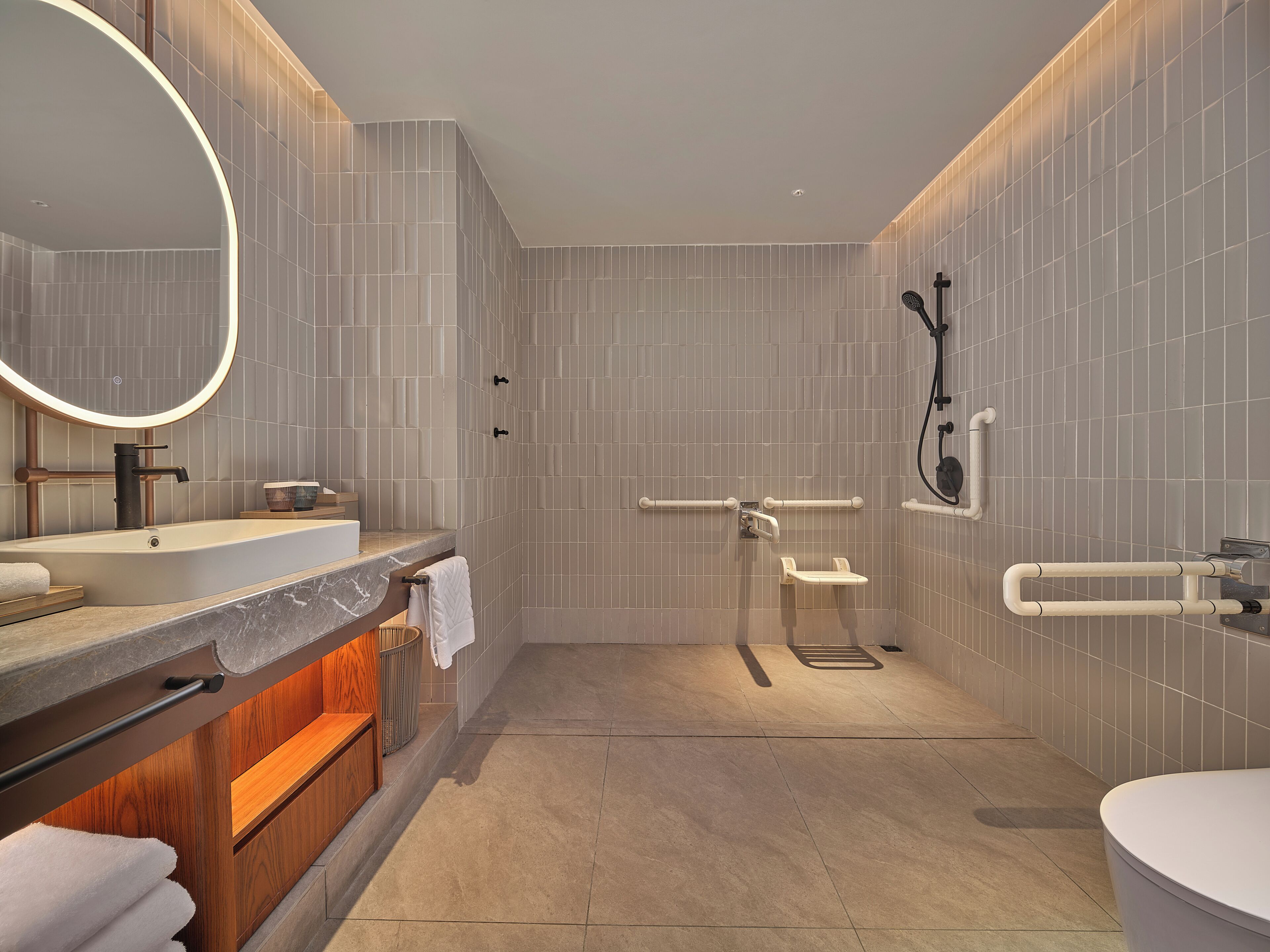 Habitación, 1 cama de matrimonio grande, accesible para personas con discapacidad | Baño | Artículos de higiene personal gratuitos, secador de pelo y albornoces