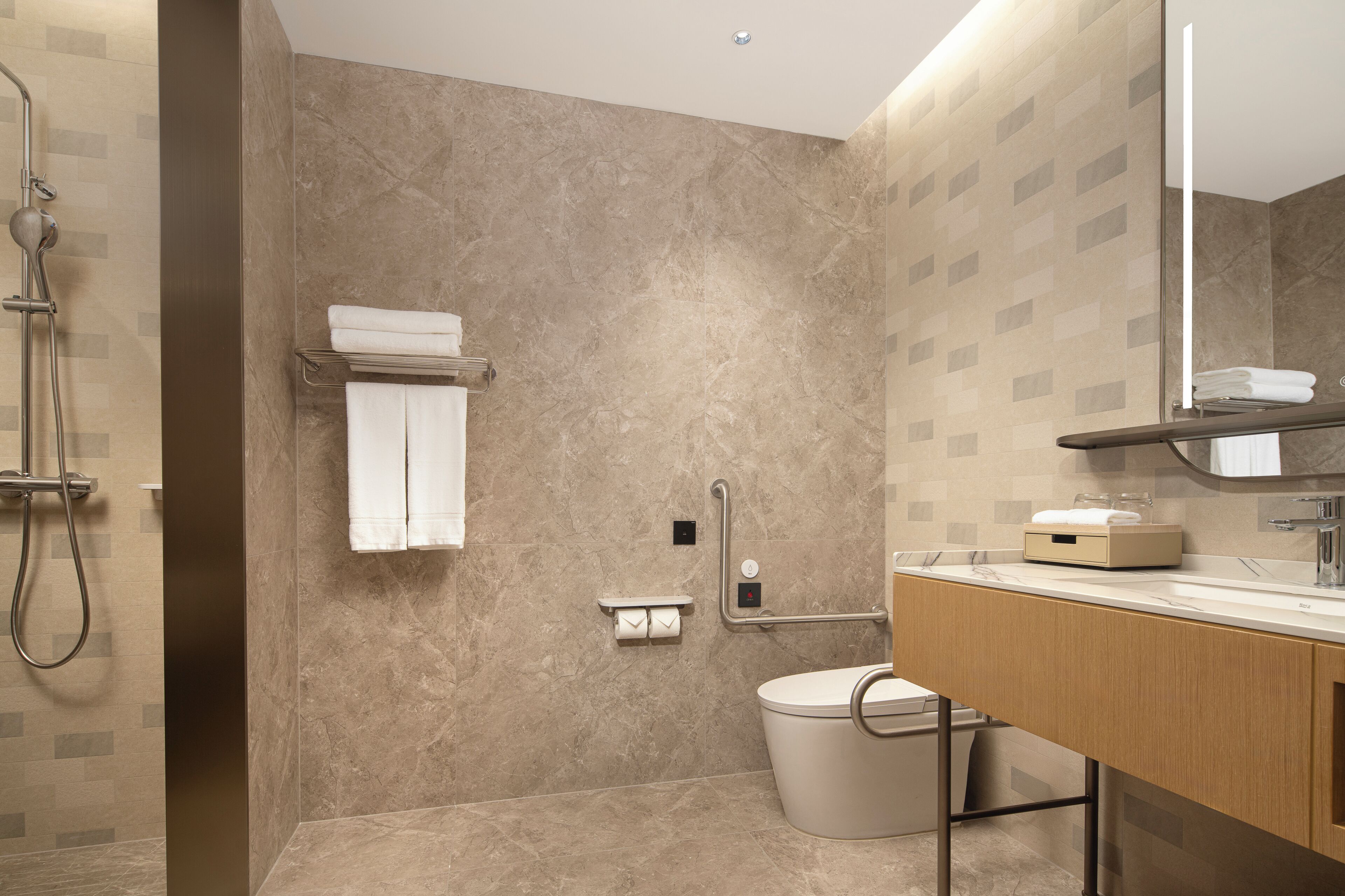 Ein modernes Badezimmer mit Dusche, Toilette und Waschbecken.