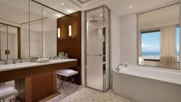 Un baño moderno con un espejo grande, cabina de ducha y bañera.
